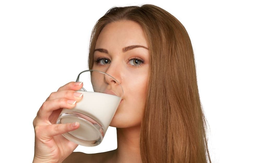 should-you-be-drinking-milk-at-night-before-going-to-bed